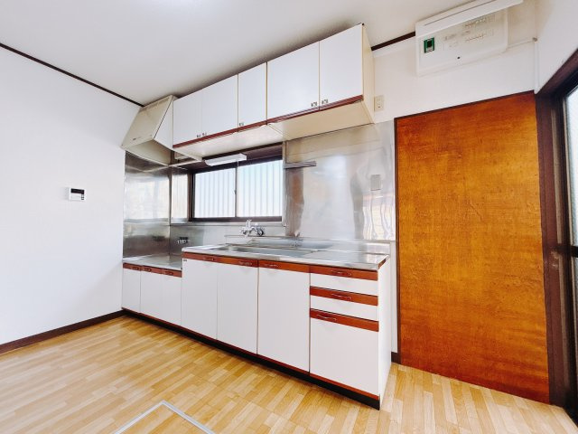 【中古戸建】足利市堀込町のキッチン|■ダイニングキッチン｜キッチン｜大きなお鍋や調理用具のも出し入れラクラクな収納がたっぷり！毎日使う場所だからこそ、無理のない姿勢で作業できるのは嬉しいポイントですね(*＾＾*)♪