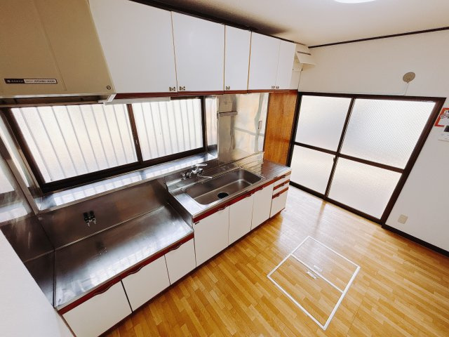 【中古戸建】足利市堀込町のキッチン|■キッチン｜独立したキッチンはリビングから中を見られにくく、急な来客時でも急いで片付けする必要がなく安心です。