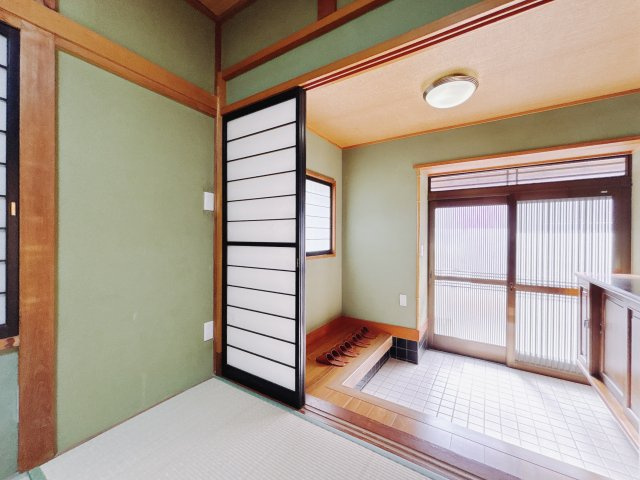 【中古戸建】足利市堀込町の玄関|■玄関｜太陽の光をたっぷり採り込む南玄関☆