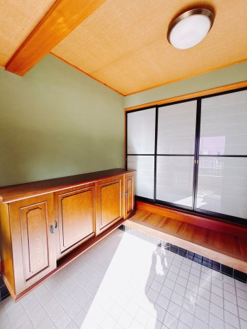 【中古戸建】足利市堀込町の玄関|■玄関｜「玄関から、我が家を心地よく。自然の風や光を感じられる気持ちのいい玄関へ。」