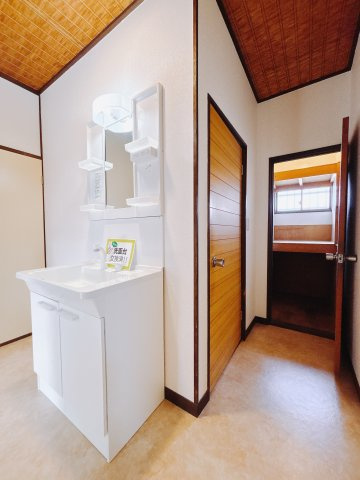【中古戸建】足利市堀込町の独立洗面台|■洗面台｜三面鏡の洗面台は鏡の裏が収納ポケットになっているので、ヘアケア用品や歯ブラシなどでごちゃつきがちな洗面台周りがスッキリ片付きます。　