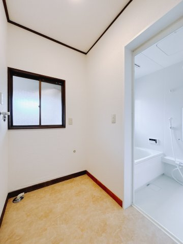 【中古戸建】足利市堀込町の洗面所|■洗面｜洗濯機置き場が独立しているのでプライベート空間が守られます♪