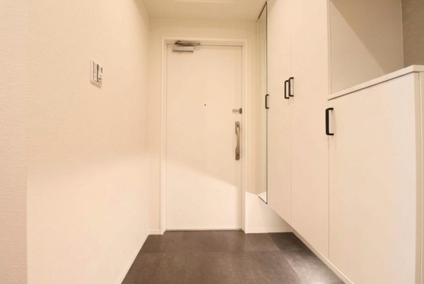 【玄関】 | 【玄関】白を基調とした明るく綺麗な玄関☆玄関収納完備！！