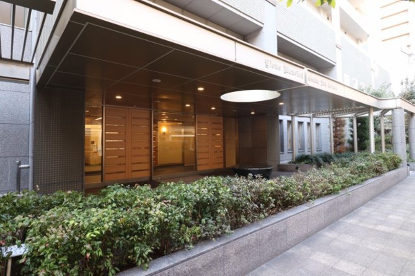  | 【エントランス外観】ホテルライクで格式ある雰囲気のレジデンス玄関口！潤い豊かな植栽に囲まれています！