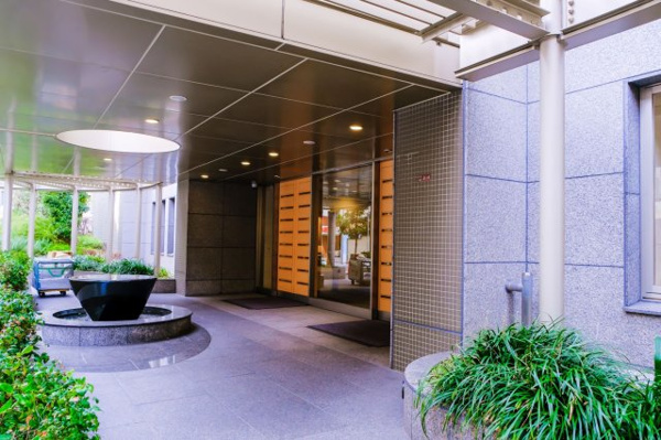  | 【エントランス外観】エントランスアプローチの中央には、水の都・大阪をイメージした水盤のモニュメント。