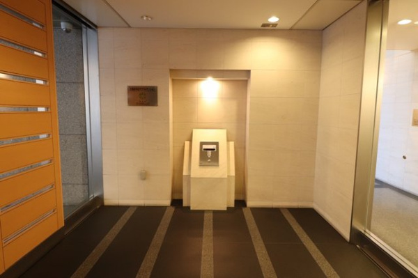 【エントランス】 | 【風除室】落ち着きのあるエントランス。もちろんオートロックです！強固なセキュリティで安心！