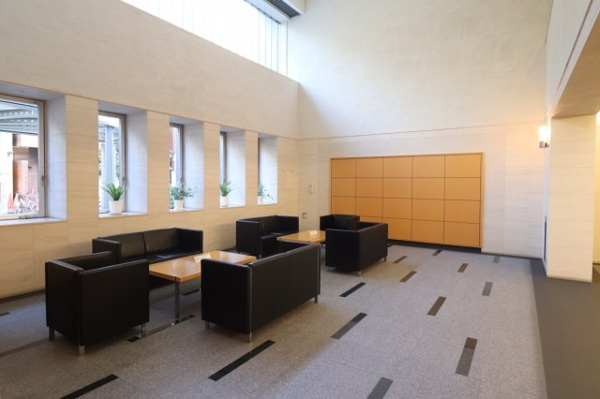 【ロビー】 | 【ウエストラウンジ】天井高約7ｍの2層吹き抜け！開放感のある空間で、ゆっくりとご歓談いただけます！