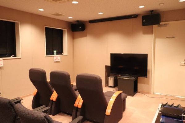 【その他共用部分】 | 【AVルーム】約24平米の広さ！リクライニングチェアやソファーを並べ、80インチスクリーンを設置！