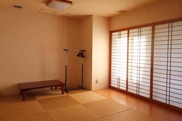 【その他共用部分】 | 【集会室】モダンな琉球風畳の和室。お花や書道などの趣味や習い事を、ご家族に気兼ねなくできるひと部屋！
