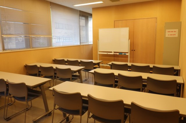 【その他共用部分】 | 【会議室】各種サークル活動などにも利用可能！デスクとチェアのほかに、ホワイトボードなども完備！