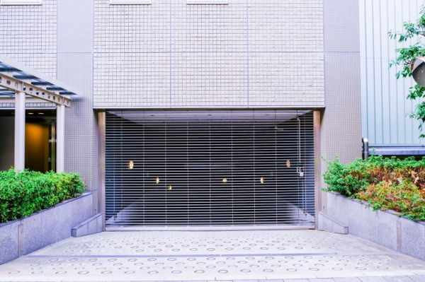 【駐車場】 | 【敷地内駐車場】きちんと整備されているきれいな駐車場です！十分な広さがあり、車の出し入れもスムーズ！