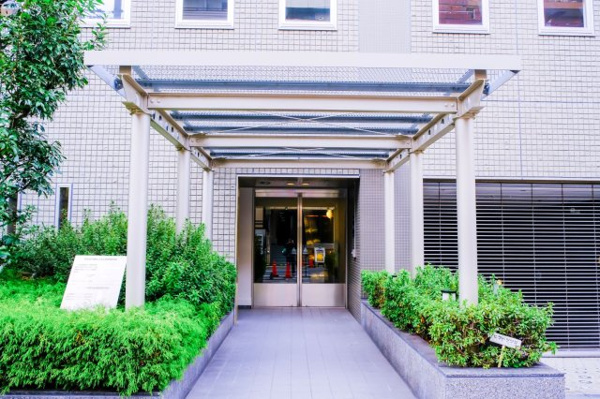 【駐輪場】 | 【自転車置き場出入口】駐輪場は2階です。扉の中にある自転車輸送用コンベアを使い2階へと進みます！