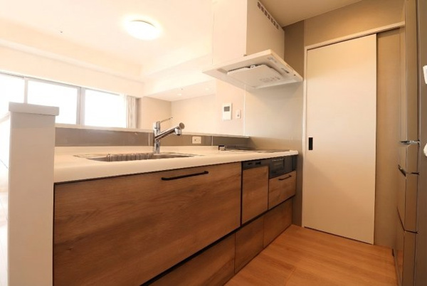 【キッチン】 | 【キッチン】開放感のあるオープンキッチン！家族との会話も弾む設計で、奥には収納力豊富なパントリーを備えています！<2023年に新規交換済>