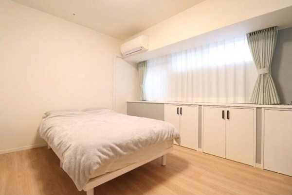 【洋室】 | 【洋室】WIC付きの洋室！窓側には収納付きカウンターを備え、衣類や小物もすっきり収納できます！