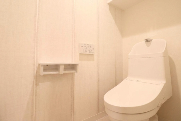 【トイレ】 | 【トイレ】清潔感漂う、白を基調としたトイレ！温水洗浄便座で365日快適！<2023年に新規交換済>