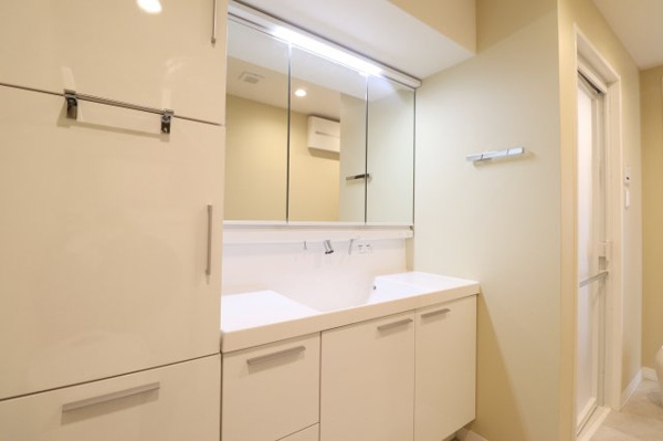 【独立洗面台】 | 【洗面室】ゆとりのあるスペースを確保し、引き出し式のランドリーボックス付きで、すっきり快適に使えます。<2023年に新規交換済>