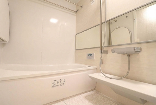 【浴室】 | 【浴室】ワイドミラーつきで奥行き感を感じ開放感のあるバスルーム！大型カウンターがついて便利。<2023年に新規交換済>