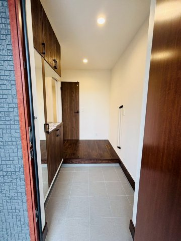 リナージュ／北区八景水谷3丁目／３号棟の玄関