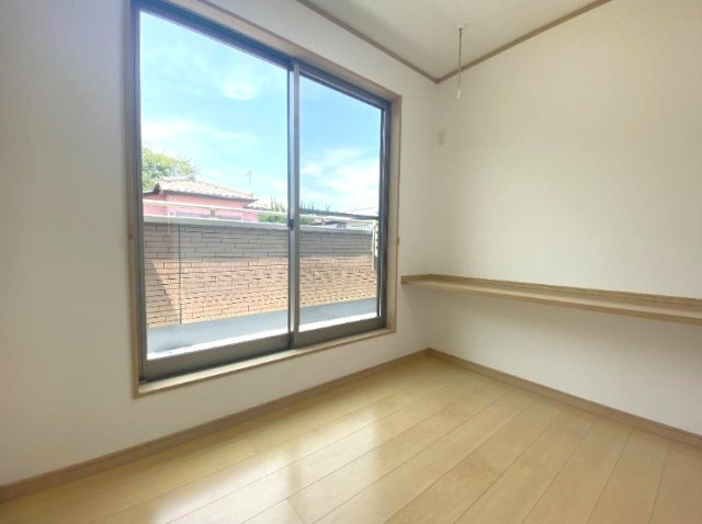 富里市根木名　中古戸建の洋室|内装リフォーム済み令和8年1月　駐車2台可　オール電化  リビング約16.5帖　閑静な分譲地内