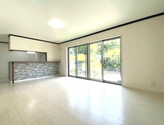 富里市根木名　中古戸建の居間・リビング|内装リフォーム済み令和8年1月　駐車2台可　オール電化  リビング約16.5帖　閑静な分譲地内
