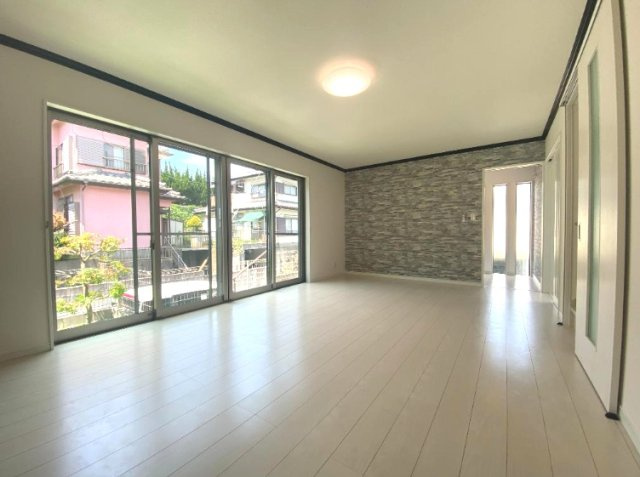 富里市根木名　中古戸建の居間・リビング|内装リフォーム済み令和8年1月　駐車2台可　オール電化  リビング約16.5帖　閑静な分譲地内