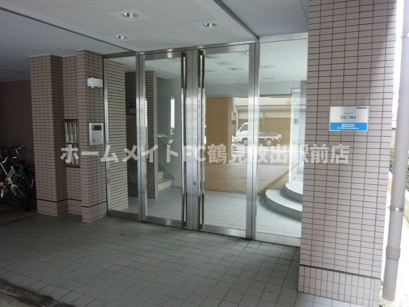 東大阪市西堤楠町３丁目の賃貸マンションのエントランス