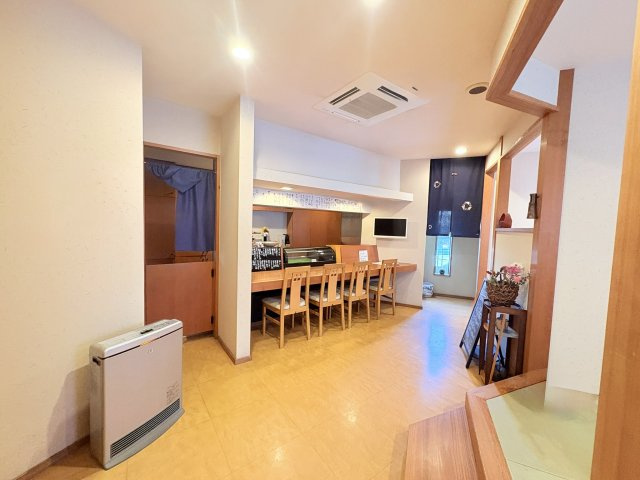 売店舗付き住宅　中央区富塚町の内装|店内は落ち着いた雰囲気の中にも、アットホームで寛げる温かい空間です。