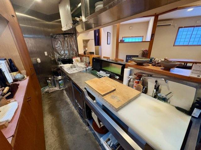 売店舗付き住宅　中央区富塚町の内装|厨房エリア。レンタル以外は設備品の譲渡可能。