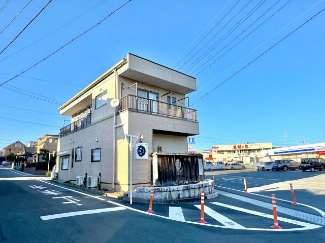 売店舗付き住宅　中央区富塚町の外観|３面道路に面しており、隣地に建物が無いので管理しやすくなっています。