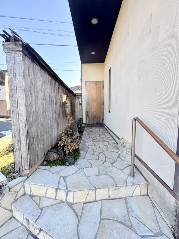 売店舗付き住宅　中央区富塚町のエントランス|１階店舗へのアプローチです。趣のある素敵なエントランスです。