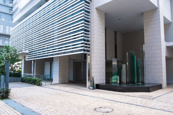  | 【コーチエントランス外観】アルミルーバー、積層ガラスと金属のオブジェなどで、都心の先進性を表現！