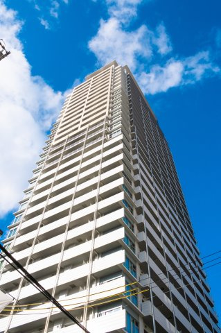 【外観】 | 【外観】都市邸宅の風格が漂う、エレガントなファサード。扇町公園のそばに建つタワーマンション！