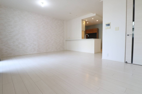 【居間・リビング】 | 【リビングダイニング】
約18.9帖の広々としたLDK！