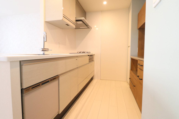 【キッチン】 | 【キッチン】
食洗器付き！三口コンロで機能充実♪