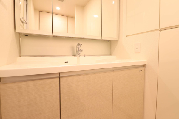 【独立洗面台】 | 【洗面台】
三面鏡で収納豊富な独立洗面台！