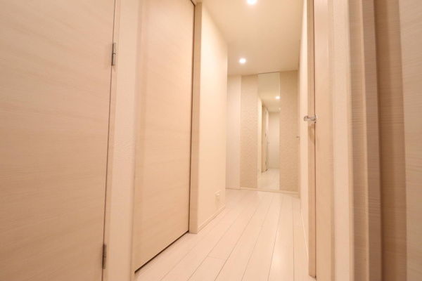 【その他】 | 【廊下】
オプションでエコカラット＆全身鏡付き◎