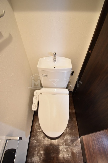 大阪市中央区材木町の賃貸マンションのトイレ