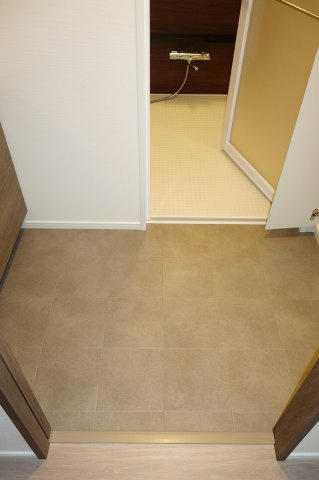 コンフォリア・リヴ志村三丁目の玄関