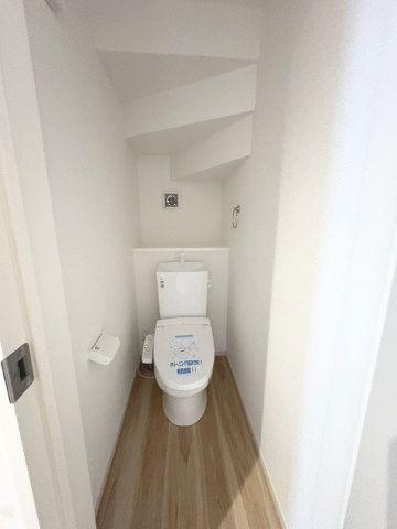 【内装】 | 福岡市西区姪浜1丁目1期　1号棟（全2棟）【仲介手数料無料・0円】 | 施工例。1階のトイレです。施工例は完成時と異なる場合があります。