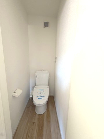 【内装】 | 福岡市西区姪浜1丁目1期　1号棟（全2棟）【仲介手数料無料・0円】 | 施工例。2階にもトイレです。施工例は完成時と異なる場合があります。