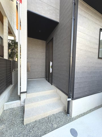 【玄関】 | 福岡市西区姪の浜1丁目1期　1号棟（全2棟）【仲介手数料無料・0円】 | 施工例。施工例は完成時と異なる場合があります。