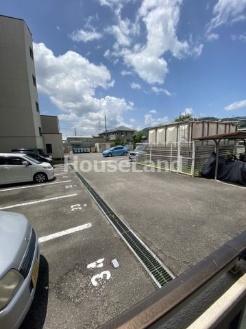 シャルル岩出の駐車場