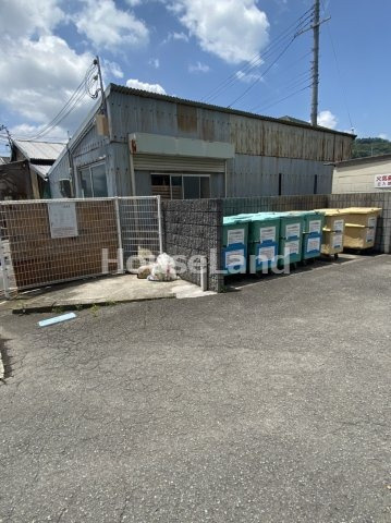 シャルル岩出の駐車場