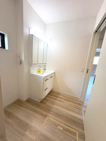 【洗面所】 | 福岡市西区姪の浜1丁目1期　2号棟（全2棟）【仲介手数料無料・0円】 | 施工例。施工例は完成時と異なる場合があります。