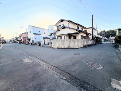 【前面道路含む現地写真】 | ◆寒川町岡田8丁目　中古戸建◆ | ◆前面道路も幅員があり車の運転も安心！前面道路は閑静な住宅地。車通りの少ない道路です。お子様にも安心です。