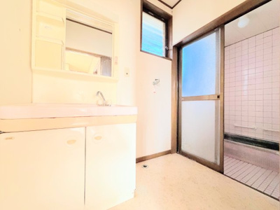 【洗面所】 | ◆寒川町岡田8丁目　中古戸建◆ | ◆毎日使う場所だから、機能的で使いやすさに配慮したパウダールーム。すっきりと使えるように収納も豊富にご用意しています。
