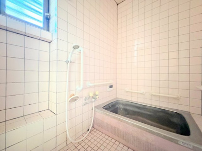 【浴室】 | ◆寒川町岡田8丁目　中古戸建◆ | ◆モダンデザインの空間が気持ちよさを高めてくれるバスルーム。すっきりとした清潔感の中に都会的なセンスが感じられ、心身をリフレッシュできる寛ぎを深めてくれるスペースです。
