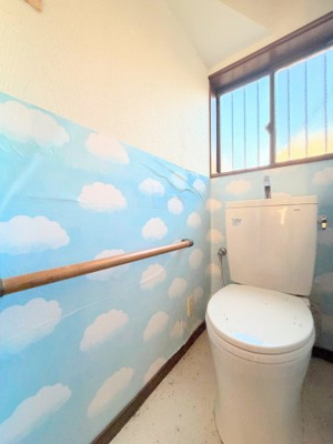 【トイレ】 | ◆寒川町岡田8丁目　中古戸建◆ | ◆清潔感のある白を基調とした落ち着ける空間。小窓をもうけていますので、こもりやすい空気の入れ替えも簡単に行えますね！