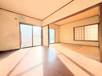 【居間・リビング】 | ◆寒川町岡田8丁目　中古戸建◆ | ◆家族で食卓を囲むダイニングスペースと、ソファでゆったりくつろぐリビングスペースがしっかり区切られているので家具の配置や用途を使いわけしやすいです。