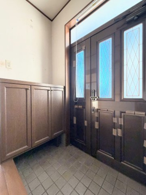 【玄関】 | ◆寒川町岡田8丁目　中古戸建◆ | ◆明るい玄関です！散らかりやすい玄関もスッキリする大容量のシューズボックス付き。